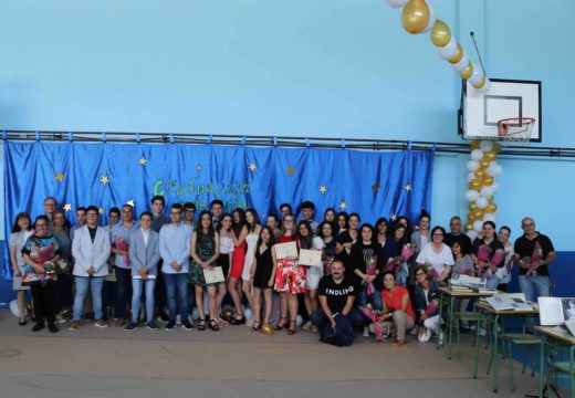 Un total de 21 alumnos e alumnas de 4º da ESO do CPI Cernadas de Castro de Lousame celebran o seu acto de gradación